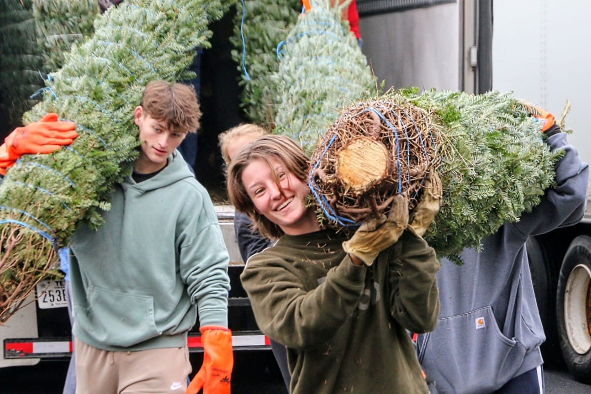 Unloading-Optimist-Christmas-trees-11-staff-photo-by-Scott-McCaffrey